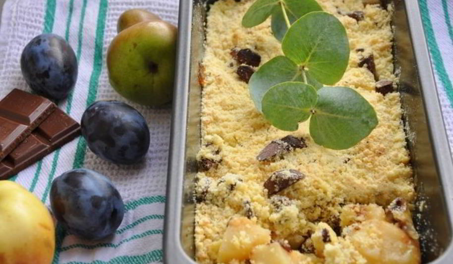 Рецепт грушева-сливового крамбл с шоколадом