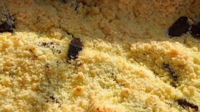 грушево-сливовый крамбл с шоколадом