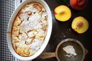 Клафути с персиками и миндалем