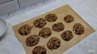 конфеты с орехами, кунжутом, семечками и медом