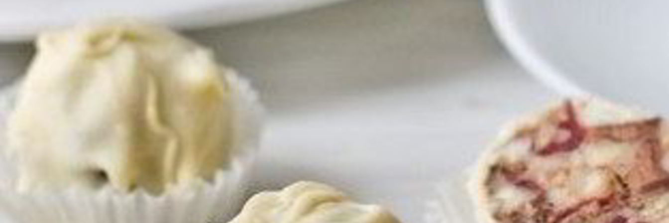 Ореховые конфеты с клюквой в белом шоколаде