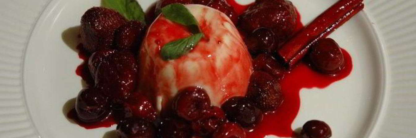 Баварский крем с ягодным соусом