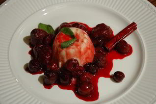 Баварский крем с ягодным соусом