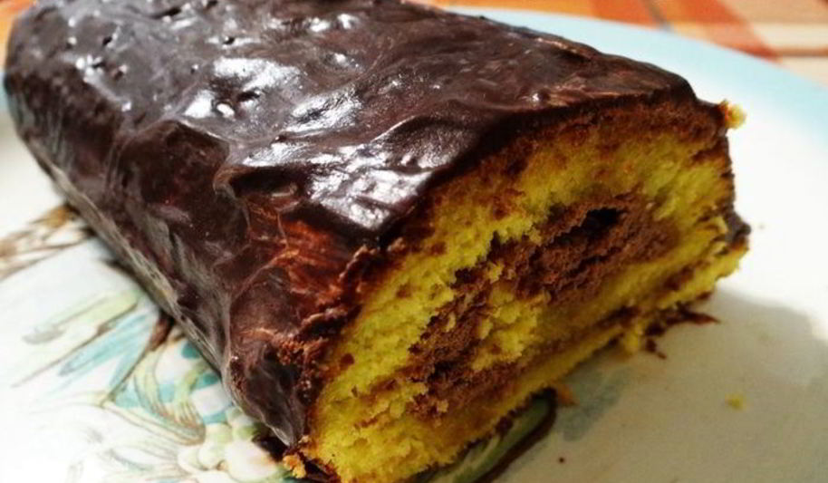 Рецепт бисквитного рулета на ромовой пропитке с шоколадно-масляным кремом под шоколадной глазурью