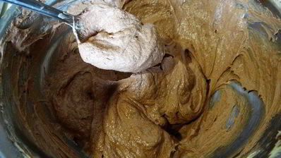 бисквитный рулет на ромовой пропитке с шоколадно-масляным кремом под шоколадной глазурью