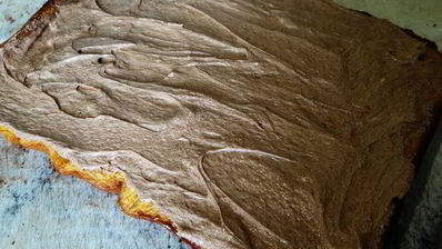 бисквитный рулет на ромовой пропитке с шоколадно-масляным кремом под шоколадной глазурью