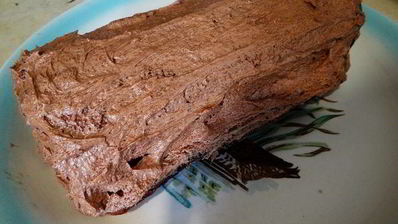 бисквитный рулет на ромовой пропитке с шоколадно-масляным кремом под шоколадной глазурью