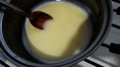 бисквитный рулет на ромовой пропитке с шоколадно-масляным кремом под шоколадной глазурью