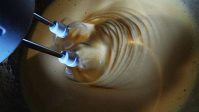 бисквитный рулет на ромовой пропитке с шоколадно-масляным кремом под шоколадной глазурью