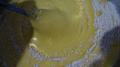 бисквитный рулет на ромовой пропитке с шоколадно-масляным кремом под шоколадной глазурью