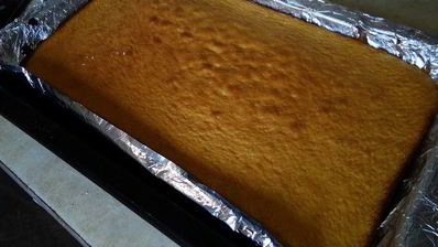 бисквитный рулет на ромовой пропитке с шоколадно-масляным кремом под шоколадной глазурью