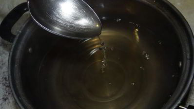 бисквитный рулет на ромовой пропитке с шоколадно-масляным кремом под шоколадной глазурью