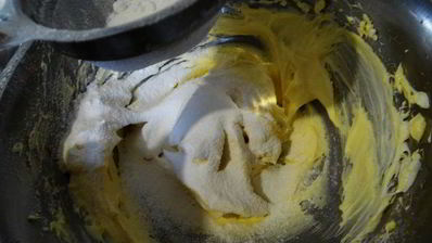 бисквитный рулет на ромовой пропитке с шоколадно-масляным кремом под шоколадной глазурью