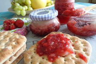 Клубнично-ванильный конфитюр с кремом из маршмеллоу