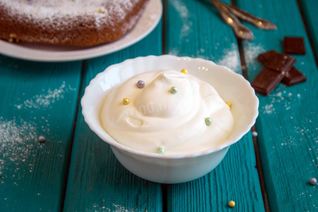 Крем взбитые сливки с сахарной пудрой