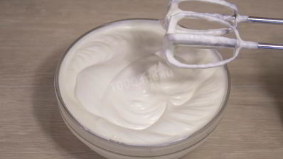 крем взбитые сливки с сахарной пудрой