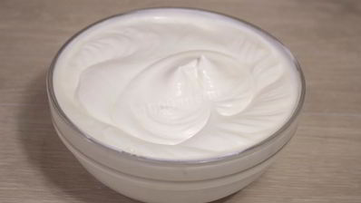 крем взбитые сливки с сахарной пудрой