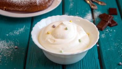 крем взбитые сливки с сахарной пудрой