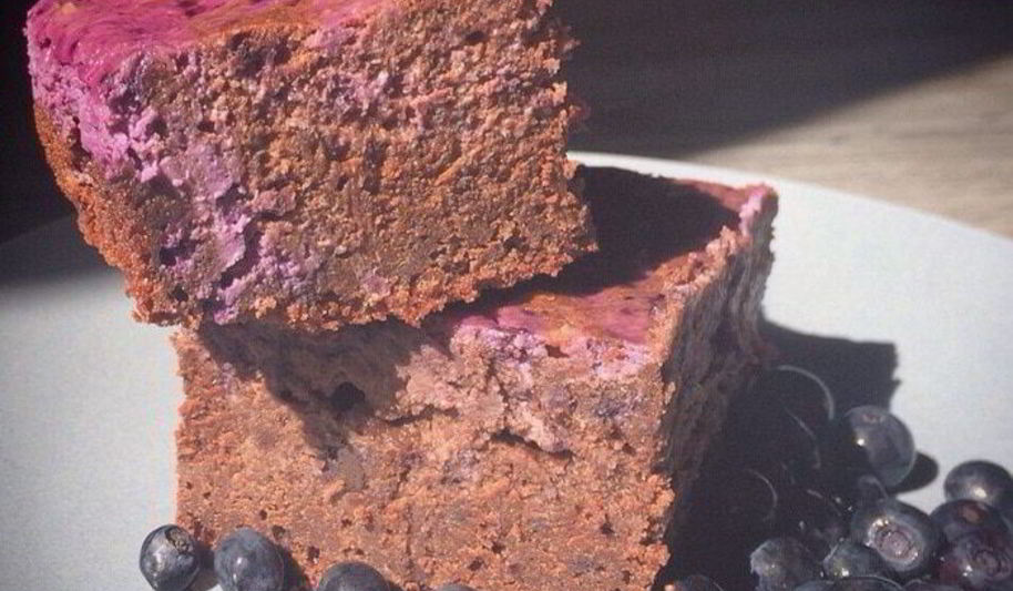 Рецепт очень шоколадного брауни со сливочно-черничный кремом