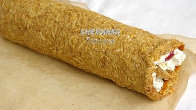 рулет из овсяных хлопьев с творожно-малиновой начинкой и кремом