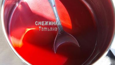 рулет из овсяных хлопьев с творожно-малиновой начинкой и кремом