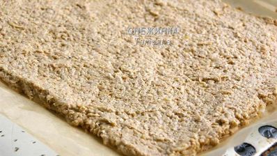 рулет из овсяных хлопьев с творожно-малиновой начинкой и кремом