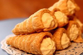 Слоеные трубочки с творожным кремом