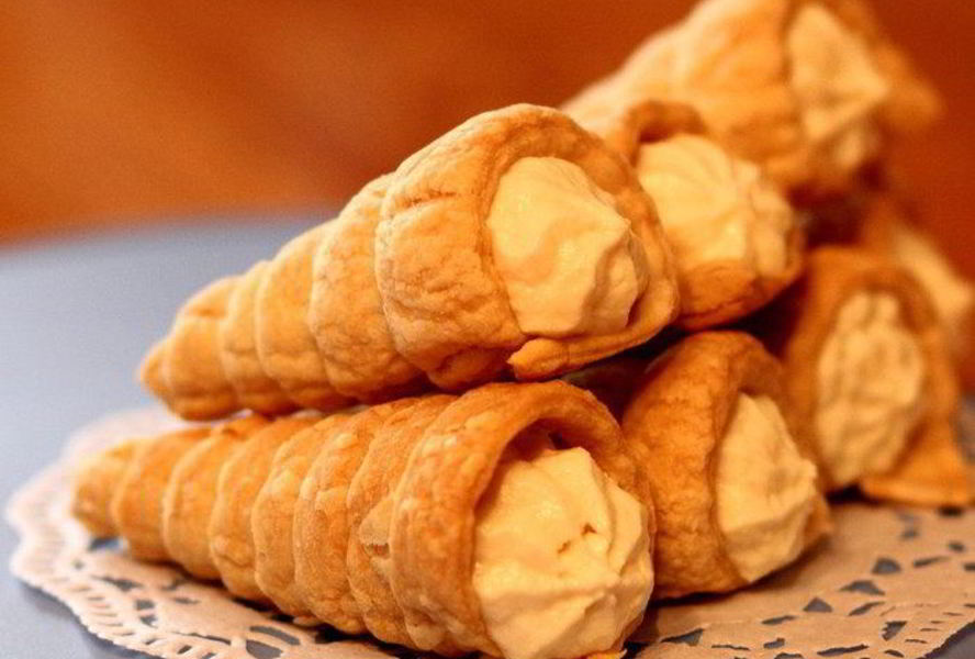 Слоеные трубочки с творожным кремом