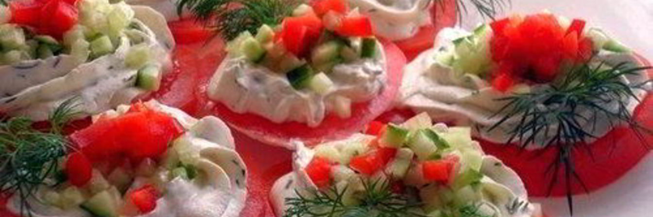 Томаты с творожным кремом и овощами