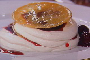 Вишневый мильфей с творжно-сливочным кремом и карамельным крокантом