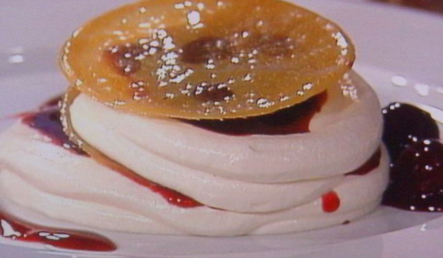 Рецепт вишневого мильфея с творжно-сливочным кремом и карамельным крокантом