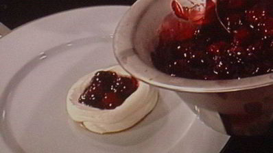 вишневый мильфей с творжно-сливочным кремом и карамельным крокантом