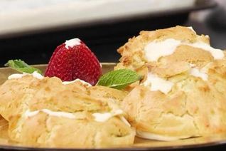 Заварные булочки с кремом и клубникой