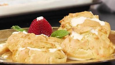 заварные булочки с кремом и клубникой