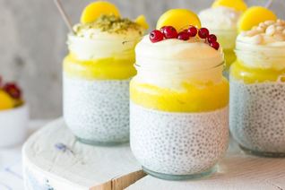 Медовый чиа пудинг с манговым пюре и взбитыми манговыми сливками