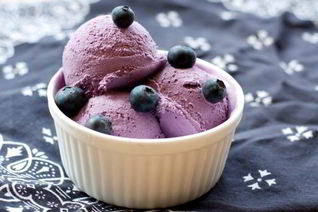 Фасолевое мороженое с черникой