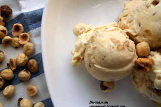 Медовое мороженое с фундуком