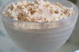 Мороженое с нугой, ромовым изюмом и карамельными орешками