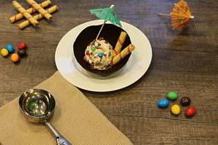 Мороженое в шоколадных вазочках