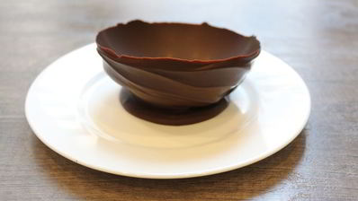 мороженое в шоколадных вазочках