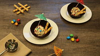 мороженое в шоколадных вазочках