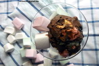 Шоколадное мороженое с миндалем и маршмеллоу