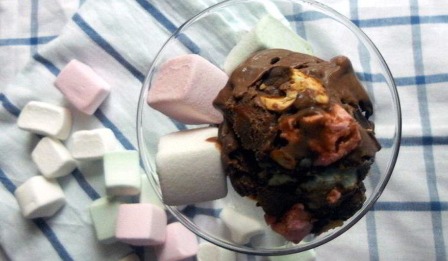 Рецепт шоколадного мороженого с миндалем и маршмеллоу