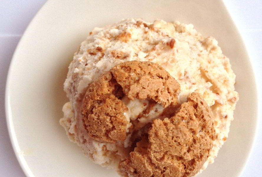 Взбитое сливочное мороженое с миндальной крошкой