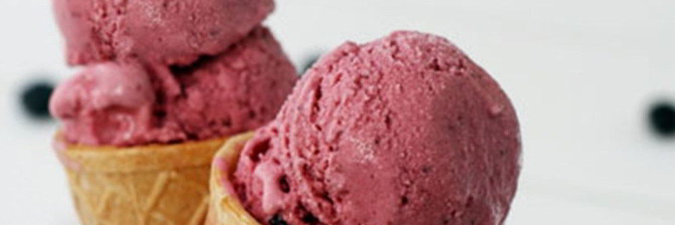 Ягодное мороженое в вафельном рожке