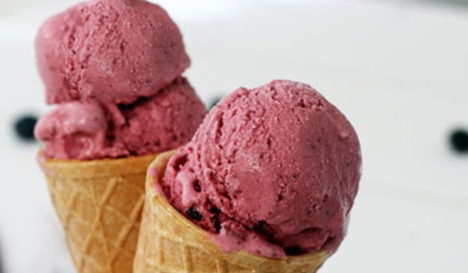 Рецепт ягодного мороженого в вафельном рожке