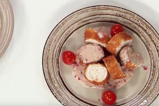 Индейка, фаршированная муссом из цыпленка, под винным соусом