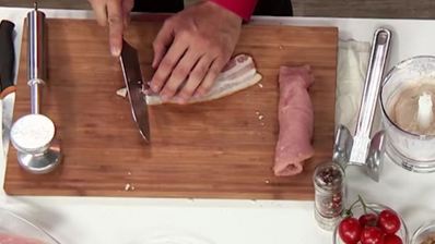 индейка, фаршированная муссом из цыпленка, под винным соусом