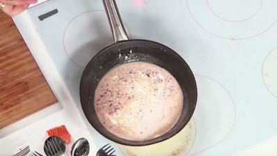 индейка, фаршированная муссом из цыпленка, под винным соусом