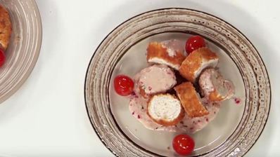 индейка, фаршированная муссом из цыпленка, под винным соусом